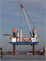 Die 2010 gebaute THOR (IMO 9577147) hat sich im Kaiserhafen 3 in Bremerhaven aufgejackt, um Bauteile für Offshore-Windenergieanlagen zu laden. Sie ist 93 m lang, 40 m breit. Die Hubbeine haben eine Länge von 82 m. Sie verfügt über 4 Elektromotoren mit einer Leistung von zusammen 3.00 kw und über zwei Dieselmotoren mit einer Leistung von zusammen 5.120 kw. Heimathafen ist Hamburg. 03.02.2104