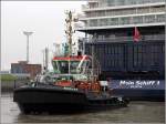 Die 2008 gebaute BUGSIER 6 (IMO 9376218) assistiert am 24.04.2014 der MEIN SCHIFF 1 bei der Einfahrt in die Nordschleuse in Bremerhaven. Der Schlepper ist 28 m lang, 11,5 m breit und verfügt über eine Maschinenleistung von 4.800 kw und einen Pfahlzug von 83,4 t. Heimathafen ist Hamburg.