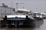 Die 1988 gebaute WENDY-DUA (ENI 02205627) liegt am 29.04.2014 im Dockvorhafen in Bremerhaven. Sie ist 86 m lang, 10,5 m breit und hat eine Tonnage von 1.932 t. Gemeldet ist sie in Zwijndrecht (Niederlande).
