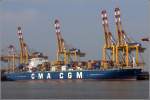 Die 2008 gebaute CMA CGM VELA (IMO 9354923) liegt am 24.04.2014 an der Stromkaje in Bremerhaven. Sie ist 347 m lang, 45 m breit, hat eine GT/BRZ von 128.600, eine DWT von 131831 t und eine Kapazität von 11.000 TEU. Heimathafen ist Hamburg.