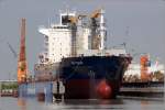 Die 2004 gebaute RIO TESLIN (IMO 9283693) liegt am 29.04.2014 im halb gefluteten (Schiwmm-) Dock III der Lloyd Werft in Bremerhaven. Dies Containerschiff ist 210 m lang, 30 m breit, hat eine GT/BRZ von 26.833, eine DWT von 34.567 t und eine Kapazität von 2.556 TEU. Heimathafen ist Monrovia (Liberia).
