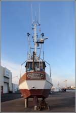 Heckansicht des Bremerhavener Krabbenkutters ABh2 STEINBOCK, der für Wartungsarbeiten aufgebockt auf dem Westkai des Fischereihafens II in Bremerhaven steht. 20.03.2014