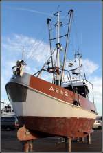 Der Bremerhavener Krabbenkutter ABh2 STEINBOCK steht für Wartungsarbeiten aufgebockt auf dem Westkai des Fischereihafens II in Bremerhaven. 20.03.2014