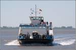 Durchblick. Die Weserfhre BREMERHAVEN steuert aus Nordenham kommend Bremerhaven an. Aufnahmedatum: 11.06.2006
