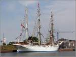 Das 100-jahrige Geburtstagskind STATSRAAD LEHMKUHL (IMO 5339248) liegt am 27.06.2014 im Neuen Hafen in Bremerhaven. Im Januar 1914 lief sie unter dem Namen GROSSHERZOG FRIEDRICH AUGUST auf der Werft Joh. C. Tecklenborg in Bremerhaven-Geestemünde vom Stapel. Sie ist 98 m ü.a. lang, 12,6 m breit und hat eine Segelfläche von 2.026 m². Damit kann sie bis zu 17 kn schnell sein. Auf dem als Bark getakelten Schulschiff finden 24 Mann Besatzung und 150 SchifffahrtsschülerInnen/Passagiere Platz. Heimathafen ist Bergen (Norwegen). Während der deutschen Besetzung Norwegens im 2. Weltkrieg hieß das Schiff WESTWÄRTS.
http://www.lehmkuhl.no/hjem/