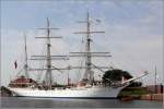 Das 100-jahrige Geburtstagskind STATSRAAD LEHMKUHL (IMO 5339248) liegt am 27.06.2014 im Neuen Hafen in Bremerhaven. Im Januar 1914 lief sie unter dem Namen GROSSHERZOG FRIEDRICH AUGUST auf der Werft Joh. C. Tecklenborg in Bremerhaven-Geestemünde vom Stapel. Sie ist 98 m ü.a. lang, 12,6 m breit und hat eine Segelfläche von 2.026 m². Damit kann sie bis zu 17 kn schnell sein. Auf dem als Bark getakelten Schulschiff finden 24 Mann Besatzung und 150 SchifffahrtsschülerInnen/Passagiere Platz. Heimathafen ist Bergen (Norwegen). Während der deutschen Besetzung Norwegens im 2. Weltkrieg hieß das Schiff WESTWÄRTS.
http://www.lehmkuhl.no/hjem/