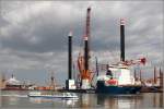 Die 2014 bei J.J. Sietas in Hamburg gebaute AEOLUS (IMO 9612636) verfügt am 29.04.2014 schon über drei Hubbeine, die von der Lloyd Werft in Bremerhaven installiert werden. Dieses Errichterschiff für Offshore-Windenergieanlagen ist 139 m lang, 38 m breit, hat eine GT/BRZ von 16.700 und eine DWT von 6.500 t. Heimathafen ist Rotterdam (Niederlande).