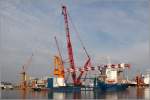 Die 2014 bei J.J. Sietas in Hamburg gebaute AEOLUS (IMO 9612636) liegt am 22.04.2014 (noch ohne Hubbeine) bei der Lloyd Werft in Bremerhaven. Dieses Errichterschiff für Offshore-Windenergieanlagen ist 139 m lang, 38 m breit, hat eine GT/BRZ von 16.700 und eine DWT von 6.500 t. Heimathafen ist Rotterdam (Niederlande).