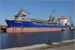 Die 2011 gebaute STORNES (IMO 9549035) liegt bei MWB im Kaiserhafen 1 in Bremerhaven. Dieses Schiff ist als Bulk Carrier (Massengutfrachter) klassifiziert. Der Eigner Van Oord aus Rotterdam hat sie aber zum Flexible Fallpipe Vessel ausrsten lassen. Damit knnen zur Befestigung von Pipelines, Kabeln, Offshore-Fundamenten u.. stndlich bis zu 3.000 t Steine in Wassertiefen bis zu 1.800 m eingesetzt werden. Die STORNES ist 175 m lang, 26 m breit, hat einen Tiefgang bis zu 10,6 m, eine GT/BRZ von 19.950 und eine DWT von 27.323 t. Fr den Hauptantrieb steht eine Maschinenleistung von 2 x 400 kw zur Verfgung. Fr das Positionierungssystem stehen zustzlich 3 Bugstrahlrude mit je 1.500 kw und zwei einziehbare Azimuth-Strahlruder mit je 2.200 kw zur Verfgung. Heimathafen ist Rotterdam (Niederlande). 27.08.2014
