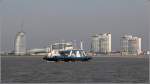 Die Fähre BREMERHAVEN vor der Kulisse der Stadt Bremerhaven. 27.10.2014