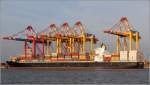 Die 2001 gebaute PRAHA (IMO 9232972) liegt am 27.10.2014 an der Stromkaje in Bremerhaven. Sie ist 282 m lang, 32 m breit, hat eine GT/BRZ von 50.242, eine DWT von 58.750 t und eine Kapazität von 4.367 TEU. Heimathafen ist Monrovia (Liberia). Früherer Name: HANJIN PRAHA.
