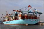Die 2014 gebaute MADISON MAERSK (IMO 9619945) liegt am 27.10.2014 an der Stromkaje in Bremerhaven. Sie gehört zur sogenannten Triple-E-Klasse der Reederei Maersk, die z.Z. noch die größten Containerschiffe der Welt sind. Länge: 399 m, Breite: 59 m, Tiefgang: 16 m, GT/BRZ: 194.849, DWT: 194.394, Kapazität: 18.270 TEU, Maschinenleistung: 2 x 29.680 kw. Heimathafen ist Kopenhagen (Dänemark). 23 Container passen nebeneinander auf das Schiff.