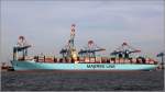Die 2014 gebaute MADISON MAERSK (IMO 9619945) liegt am 27.10.2014 an der Stromkaje in Bremerhaven. Sie gehört zur sogenannten Triple-E-Klasse der Reederei Maersk, die z.Z. noch die größten Containerschiffe der Welt sind. Länge: 399 m, Breite: 59 m, Tiefgang: 16 m, GT/BRZ: 194.849, DWT: 194.394, Kapazität: 18.270 TEU, Maschinenleistung: 2 x 29.680 kw. Heimathafen ist Kopenhagen (Dänemark). 