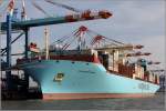 Die 2014 gebaute MADISON MAERSK (IMO 9619945) liegt am 27.10.2014 an der Stromkaje in Bremerhaven. Sie gehört zur sogenannten Triple-E-Klasse der Reederei Maersk, die z.Z. noch die größten Containerschiffe der Welt sind. Länge: 399 m, Breite: 59 m, Tiefgang: 16 m, GT/BRZ: 194.849, DWT: 194.394, Kapazität: 18.270 TEU, Maschinenleistung: 2 x 29.680 kw. Heimathafen ist Kopenhagen (Dänemark). 
