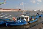 Die 1935 gebaute BUTT (ENI 05305930) war Jahrzehnte - bis 2013 - für bremenports im Einsatz. Dann hat die Brenn- und Verformtechnik Bremen (BVT) die BUTT erworben und zu einem Arbeitsboot umgebaut. Sie ist 12,68 m lang, 3,20 m breit und hat einen Tiefgang von 1,20 m. Heimathafen ist Bremerhaven. Hier liegt sie am 28.02.2015 im Fischereihafen 2 von Bremerhaven.