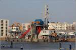 Der BAGGER BREMERHAVEN (ENI 05306120) wird z.Z. im Neuen Hafen von Bremerhaven eingesetzt, um ca. 40.000 m³ Schlick aus dem Hafenbecken zu baggern. Für die Sail 2015 soll die Wassertiefe wieder auf 7 m gebracht werden, damit die einlaufenden Großsegler keine Grundberührung bekommen. 19.02.2015