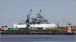 Viel zu sehen ist nicht vom Einsatzgruppenversorger A 1413 BONN der Deutschen Marine während seines Aufenthalts im Dock V der German Dry Docks in Bremerhaven. 06.08.2015