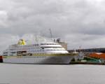 Das unter der Flagge von Nassau fahrende Kreuzfahrtschiff MS  Hamburg  hat für Reparaturarbeiten in der Bremerhavener Lloydwerft am Kai in der Bückingstraße festgemacht.

Durch eine Grundberührung am 11. Mai 2015 vor der Isle of Mull wurden eine Schiffsschraube und die entsprechende Antriebswelle beschädigt. Die dringendsten Reparaturarbeiten konnten in Belfast erledigt werden. Für weitere Arbeiten erreichte die MS “Hamburg” mit einer Schraube Bremerhaven.