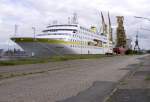 Das unter der Flagge von Nassau fahrende Kreuzfahrtschiff MS  Hamburg  hat für Reparaturarbeiten in der Bremerhavener Lloydwerft am Kai in der Bückingstraße festgemacht.

Durch eine Grundberührung am 11. Mai 2015 vor der Isle of Mull wurden eine Schiffsschraube und die entsprechende Antriebswelle beschädigt. Die dringendsten Reparaturarbeiten konnten in Belfast erledigt werden. Für weitere Arbeiten erreichte die MS “Hamburg” mit einer Schraube Bremerhaven.