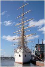 Die DAR MLODZIEZY direkt von vorne. Das Segelschulschiff der Maritimen Universitt Gdynia war vom 28. bis 31.08.2007 zu Gast in Bremerhaven. Sie wurde 1982 gebaut, ist 109,40 m lang und hat eine Segelflche von 2910 Quadratmetern.

