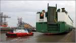 Die 2003 gebaute UNDINE (IMO 9240160) fhrt am 17.06.2015 mit Schlepperuntersttzung in die Nordschleuse in Bremerhaven ein. Die UNDINE ist 228 m lang, 32 m breit, hat eine GT von 28388 und kann 7.200 Fahrzeuge transportieren. Heimathafen ist Stockholm (Schweden). 