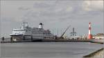 Ein seltenes Bild. Das Kreuzfahrtschiff BERLIN (IMO 7904889) liegt ausnahmsweise an der Seebäderkaje in Bremerhaven, direkt am touristischen Zentrum der Stadt. Drei weitere Kreuzfahrtschiffe - alle drei Schiffe der Phoenix Reisen - liegen an diesem Tag an der Columbuskaje. 10.09.2015