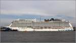 Die 2015 auf der Meyer Werft in Papenburg gebaute NORWEGIAN ESCAPE (IMO 9677076) liegt zur Endausrüstung an der Columbuskaje in Bremerhaven. Sie ist 326 m lang, 41,4 m breit, hat eine GT von 164.600 und eine DWT von 12.000 t. Auf ihr finden 4.266 Passagiere und ca. 1.700 Besatzungsmitglieder Platz. 05.10.2015
