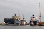 Während die MONTEVIDEO EXPRESS (links) an der Werftkaje der Lloyd Werft in Bremerhaven liegt wird die KONGO STAR mit Schlepperunterstützung gedockt. 17.06.2015