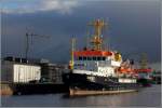 Die 1998 gebaute KOMET (IMO 9162978) liegt am 13.12.2015 im Fischereihafen 2 in Bremerhaven. Dieses Vermessungsschiff des Bundesamtes für Seeschifffahrt und Hydrographie (BSH) ist 64 m lang, 12,5 m breit, hat eine GT/BRZ von 1.482 und eine DWT von 265 t. Der Antrieb erfolgt über einen 1.350 kw leistenden Elektromotor. Auf dem Schiff finden 18 Besatzungsmitglieder und 6 Wissenschaftler Platz. Heimathafen ist Hamburg.