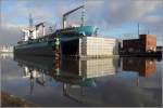 Die 2001 gebaute MAERSK NEWCASTLE (IMO 9215878) liegt am 13.12.2015 im Schwimmdock V der German Dry Docks in Bremerhaven. Sie ist 210 m lang und 30 m breit, hat eine GT/BRZ von 26.626 und eine DWT von 34.627 t. Heimathafen ist Singapore. Frherer Name: ANNA SCHULTE.