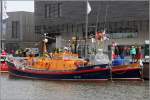 Die FRANK SPILLER LOCKE und die DUKE OF CORNWALL sind zwei Rettungsboote der britischen RNLI. Sie gehören beide zur 52 ft. Barnett-class, deren Maße und Daten sind: Länge: 15,86 m, Breite: 4,42 m, Tiefe: 1,68 m, Maschinenleistung: 2 x 54 kw, Geschwindigkeit: 9,5 kn. Beide Boote wurden bei Groves & Guttridge in Cowes (Isle of Wight) gebaut. In den 1980er Jahren wurden sie an Privatpersonen verkauft. Hier liegen sie am 01.06.2015 während der Feierlichkeiten zum 150. Geburtstag der DGzRS im Neuen Hafen von Bremerhaven.