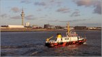 Die WESERLOTSE (IMO 9154804) fährt am 23.03.2016 nach dem Lotsenwechsel zur Station in Bremerhaven zurück. Links im Bild der Richtfunkturm der Verkehrszentrale Bremerhaven, die für den Schiffsverkehr auf der Außernweser und der Unterweser bis Brake zuständig ist.