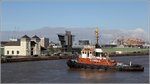 Der 1977 gebaute Schlepper STEINBOCK (IMO 7612644) manövriert am 23.03.2016 im Kaiserhafen I von Bremerhaven. Länge: 28,20 m, Breite: 8,40 m, Maschinenleistung: 1.560 kW, Pfahlzug: 25 t. Heimathafen ist Bremen. In der Bildmitte ist der Steuerstand der Kaiserschleuse zu sehen, von dem auch weitere Schleusen und Hafeneinrichtung gesteuert werden.