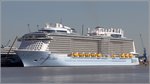 Die auf der Meyer Werft in Papenburg gebaute OVATION OF THE SEAS (IMO 9697753) lag in den letzten Tagen zur Ausrüstung in Bremerhaven. Am 9. April 2016 soll sie an die Reederei Royal Carribean Cruises übergeben werden. Das Schiff ist 348 m lang und 41,4 m breit. Sie bietet fast 4.200 Passagieren Platz. Heimathafen wird Nassau (Bahamas). 01.04.2016