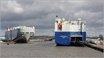 Die beiden Autotransporter SEVEN SEAS HIGHWAY (links, IMO 9238521) und GLOVIS STELLA (IMO 9749570) liegen am 23.03.2016 im Kaiserhafen II in Bremerhaven.