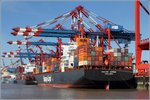 Die 2000 gebaute OAKLAND EXPRESS (IMO 9200811) liegt am 01.04.2016 an der Stromkaje in Bremerhaven. Dieses Containerschiff ist 294 m lang und 32 m breit, hat eine GT/BRZ von 54.437, eine DWT von 66.781 t und eine Kapazität von 4.843 TEU. Heimathafen ist Hong Kong. Früherer Name: KUALA LUMPUR EXPRESS.