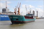 Die 1985 gebaute FREDO (IMO 8504208) ist am 03.05.2016 im Verbindungshafen in Bremerhaven unterwegs. Sie ist 82 m lang und 11 m breit, hat eine GT/BRZ von 1.649 und eine DWT von 1.631 t. Heimathafen ist Stralsund. Frühere Namen: MONTIS, PREMIERE. 