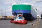 ZP MONTALI arbeitet am Bug des Autotransporters CRYSTAL RAY (IMO 9210440) bei der Einfahrt in die Nordschleuse in Bremerhaven. Die CRYSTAL RAY wurde 2000 in Polen gebaut, ist 200 m lang, 32 m breit, hat eine GT/BRZ von 57772 und kann bis zu 6000 Fahrzeuge laden. Sie fhrt unter der Flagge der Bahamas, Heimathafen ist Nassau. Aufnahmedatum: 10.03.2008