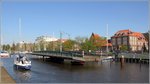 Ein Segelboot passiert die Drehbrücke von 1862 über den Hauptkanal in Bremerhaven. 07.05.2016