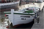 Das 1954 gebaute Börteboot HEL 2 STEINGRUND liegt am 27.05.2016 im Neuen Hafen von Bremerhaven. Börteboote werden nicht nur für den Transport der Besucher zwischen den Seebäderschiffen und der Insel Helgoland eingesetzt. Sie werden auch für den Hummer- und Fischfang verwendet. Daher tragen sie eine Fischereikennung.