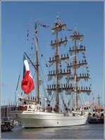 Die CUAUHTEMOC (IMO 8107505) beim Auslaufen aus Bremerhaven am 28.06.2016. Ein prächtiges Bild: die Kadetten des mexikanischen Segelschulschiffes stehen auf den Rahen und im Heck flattert eine riesige Fahne.