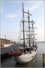 Die unter niederländischer Flagge fahrende Bark ARTEMIS (IMO 5209699) hat die Schleuse Neuer Hafen in Bremerhaven verlassen und fährt in die Weser ein. Die ARTEMIS ist 59 m lang (ü.a.) und 7 m breit. Heimathafen ist Harlingen. 27.05.2016