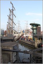 Ein Ausguck im Bugspriet (Bildmitte im hellblauen Shirt) informiert den Kapitän der Bark ARTEMIS (IMO 5209699) per Sprechfunk, wie weit er noch in die Schleuse Neuer Hafen in Bremerhaven einfahren darf. 27.05.2016
