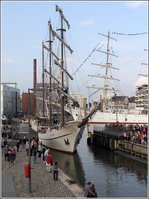 Die unter niederländischer Flagge fahrende Bark ARTEMIS (IMO 5209699) fährt in die Schleuse Neuer Hafen in Bremerhaven ein, um in die Weser zu gelangen. Die ARTEMIS ist 59 m lang (ü.a.) und 7 m breit. Heimathafen ist Harlingen. 27.05.2016