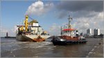 Die ALEXANDER VON HUMBOLDT (IMO 9166845) wird vom Schlepper MARS (IMO 8116702) bei ihrer Passage durch die Fischereihafen-Doppelschleuse und die Geestemündung in Bremerhaven unterstützt. 29.06.2016