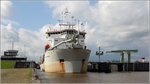 Die 1998 gebaute ALEXANDER VON HUMBOLDT (IMO 9166845) schiebt sich langsam aus der großen Kammer der Fischereihafen-Doppelschleuse in Bremerhaven heraus. Dies Baggerschiff hat eine Länge von 120,53 m und eine Breite von 24,40 m, die GT/BRZ beträgt 10.451 und die die DWT 14.065 t. Heimathafen ist Luxemburg (Luxemburg). 29.06.2016