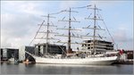 Das 1982 gebaute DAR MŁODZIEŻY (IMO 7821075) liegt am 27.05.2016 im Neuen Hafen von Bremerhaven. Dieses 108.8 m lange und fast 14 m breite Segelschulschiff ist ein Vollschiff, d.h. alle Masten sind rahgetakelt. Heimathafen ist Gdynia (Polen).