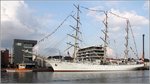 Das 1982 gebaute DAR MŁODZIEŻY (IMO 7821075) liegt am 27.05.2016 im Neuen Hafen von Bremerhaven. Dieses 108.8 m lange und fast 14 m breite Segelschulschiff ist ein Vollschiff, d.h. alle Masten sind rahgetakelt. Heimathafen ist Gdynia (Polen).