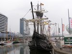 Hier liegt die  Nao Victoria  während des Bremerhavener Seestadtfestes 2016 an der Nordwestseite im Alten Hafen. Das Schiff ist ein Nachbau der  Victoria , die ein Schiff des Geschwaders war, mit dem Ferdinand Magellan im Jahre 1519 zur ersten Weltumseglung aufbrach. Es war das einzige Geschwaderschiff, das diese Weltumseglung im Jahre 1522 vollendete.