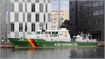 Der Zollkreuzer JADE liegt am 27.05.2016 im Neuen Hafen in Bremerhaven. Sie ist 28,62 m lang, 6,20 m breit und hat einen Tiefgang von 1,65 m. Die drei Maschinen leisten je 825 kw, zusammen also 2.475 kw, die eine Geschwindigkeit von 26 kn ermöglichen. Heimathafen ist Wilhelmshaven.